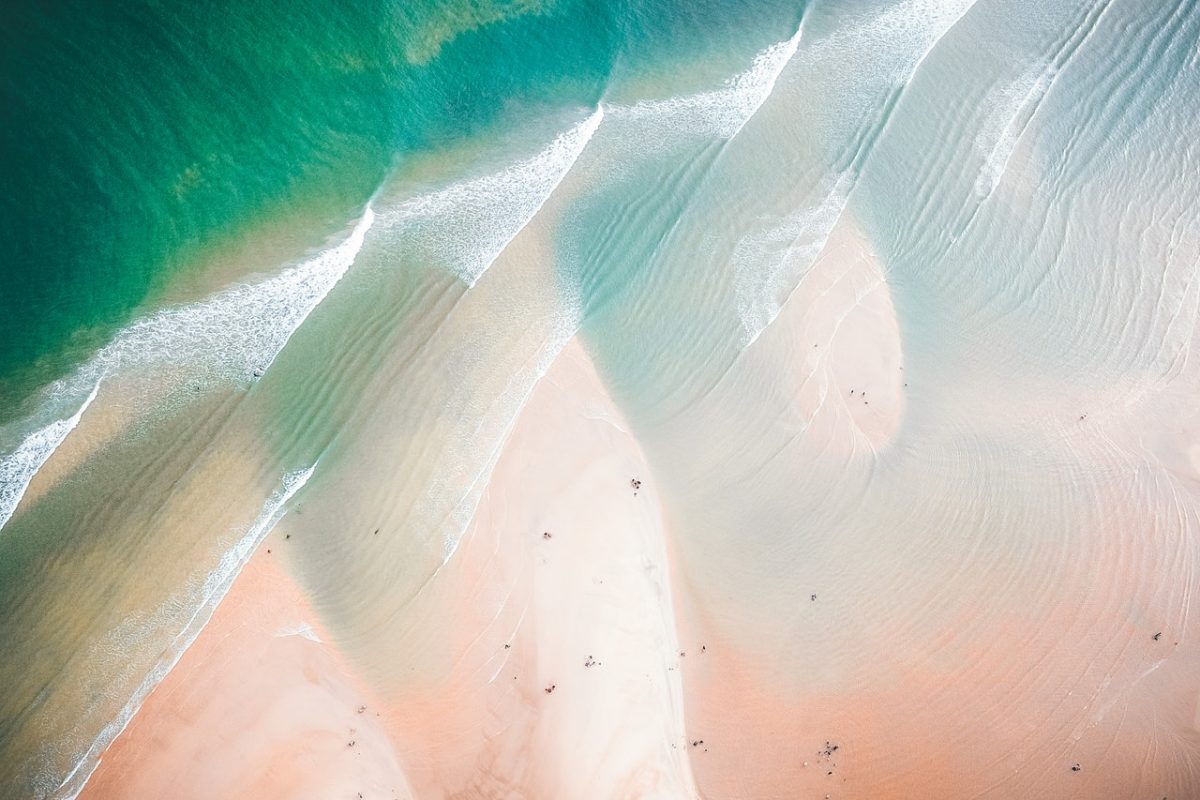 spiaggia con onde